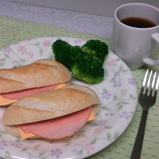 朝ごはんにプチパン♪ハムチーズホットサンドイッチ♪